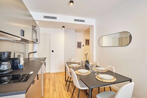 Apartamento | Cozinha privada | Geladeira, micro-ondas, cafeteira/chaleira, chaleira elétrica