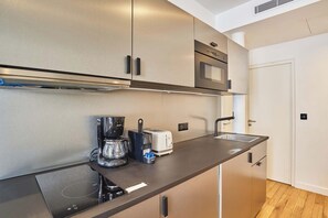 Apartment | Private kitchen | Fridge, microwave, coffee/tea maker, electric kettle - Sublim Apartment Paris Center Beaubourg Le Marais (Paris)