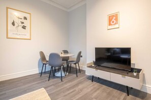 Dining - Modern 1BR Apartment with High-Speed WIFI (Manchester)