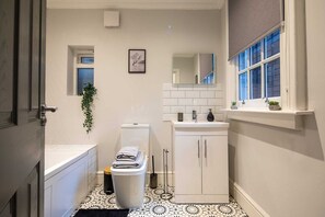 Hair dryer, towels, soap, toilet paper - Modern 1BR Apartment with High-Speed WIFI (Manchester)