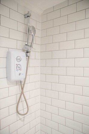 Hair dryer, towels, soap, toilet paper - Modern 1BR Apartment with High-Speed WIFI (Manchester)