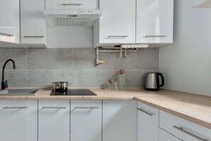 Fridge, microwave, stovetop, coffee/tea maker - Cozy Apartment in Torun | Desk to Work, Close to Park (Toruń)