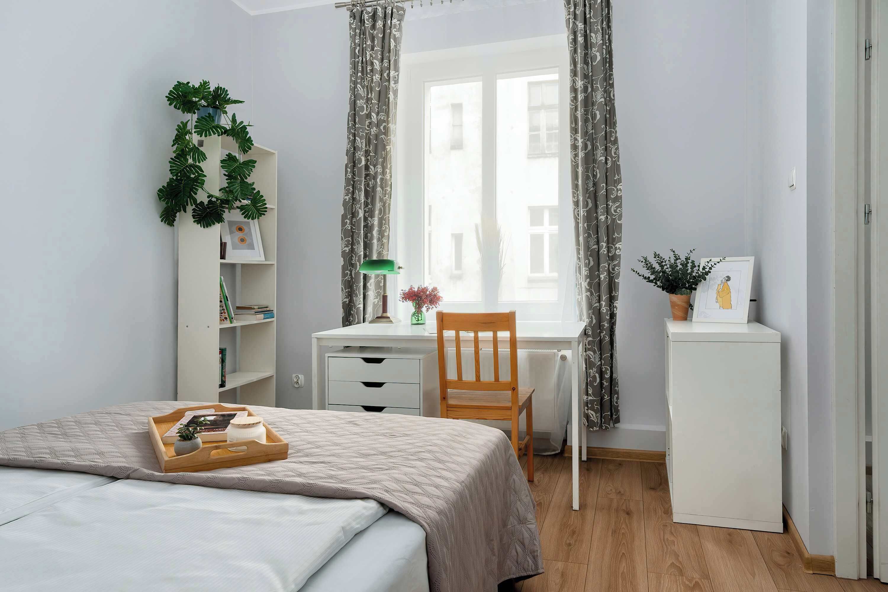 Skrivbord, strykjärn/strykbräda, resesäng och wi-fi