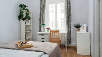 Skrivbord, strykjärn/strykbräda, resesäng och wi-fi