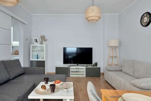 TV, offices - Cozy Apartment in Torun | Desk to Work, Close to Park (Toruń)