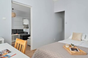 Una scrivania, ferro/asse da stiro, culla da viaggio, Wi-Fi