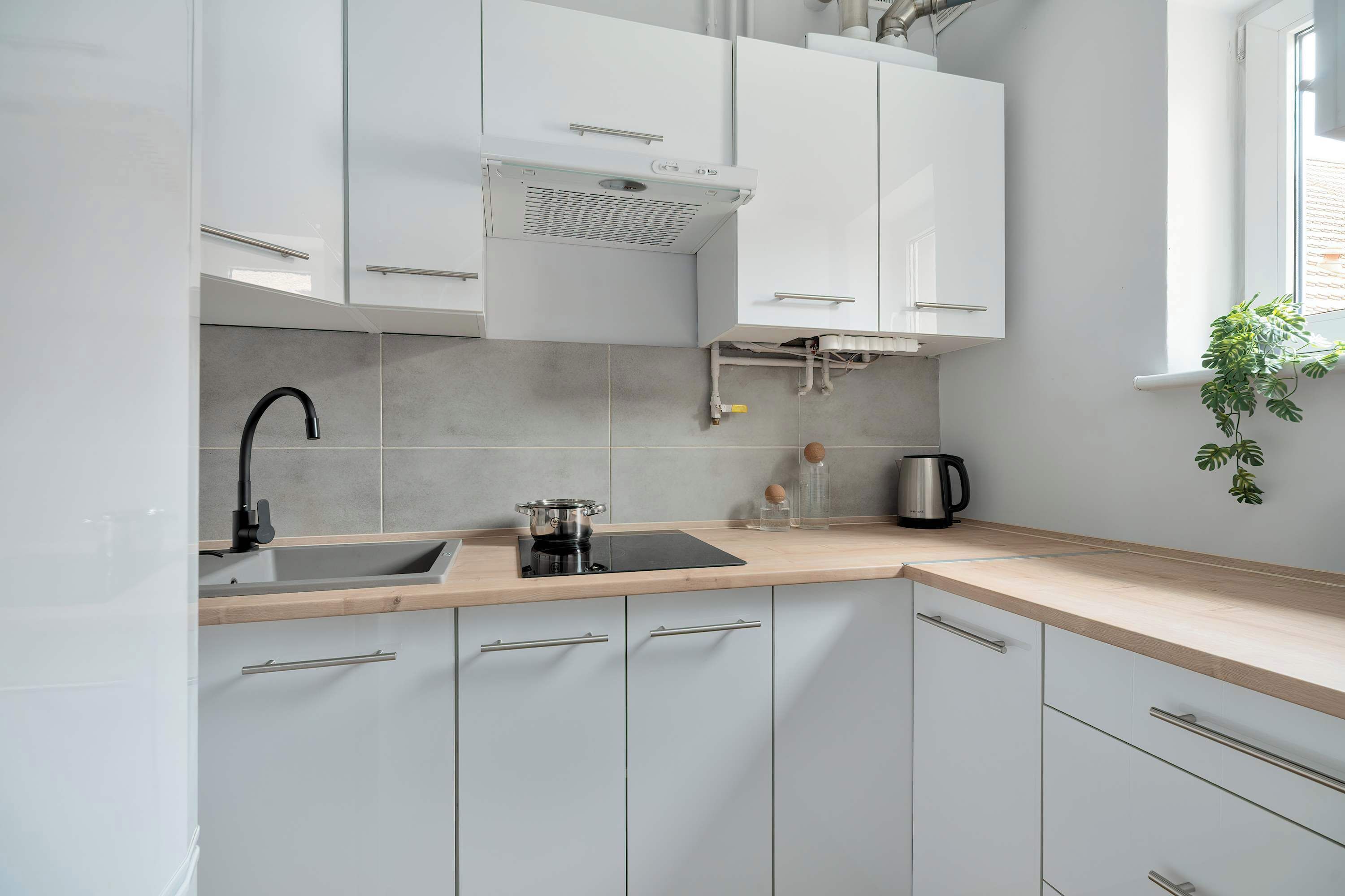 Kylskåp, mikrovågsugn, spishäll och kaffe- och tebryggare