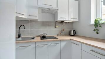 Kylskåp, mikrovågsugn, spishäll och kaffe- och tebryggare