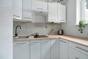 Kylskåp, mikrovågsugn, spishäll och kaffe- och tebryggare