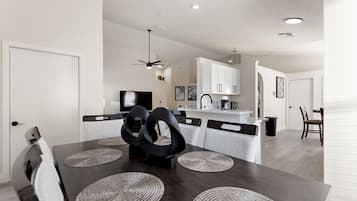 Villa, 4 Bedrooms | Dining