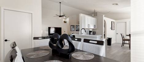 Villa, 4 Bedrooms | Dining