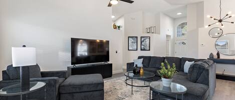 Villa, 4 habitaciones | Área de sala de estar | Smart TV