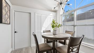 Villa, 4 habitaciones | Restaurantes