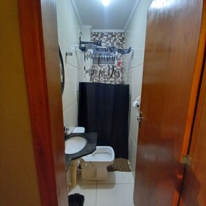 Een douche, handdoeken, toiletpapier