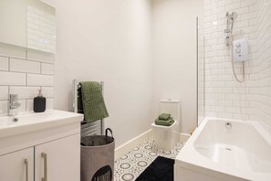 Een haardroger, handdoeken, zeep, toiletpapier