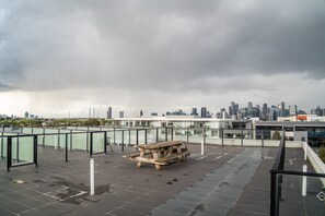 Apartment | Outdoor dining - One-bed Apartment Close to Cafes and Coast (Melbourne)