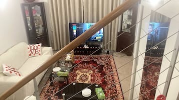 Apartamento, 2 quartos | Sala de estar | Livros