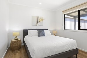 2 bedrooms, bed sheets - Spacious 2-bedroom With Private Parking Access (Portarlington)