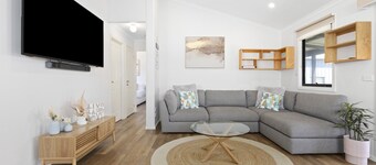 Spacious 2-bedroom With Private Parking Access