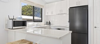 Spacious 2-bedroom With Private Parking Access