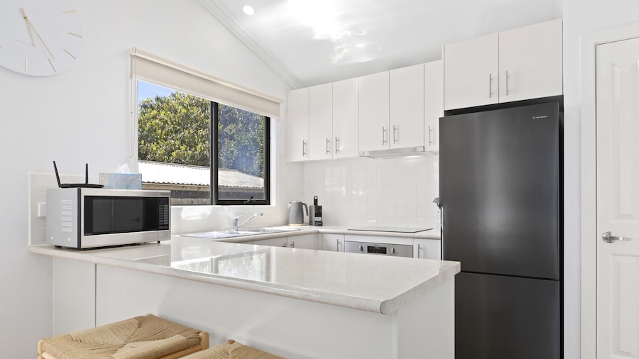 Spacious 2-bedroom With Private Parking Access