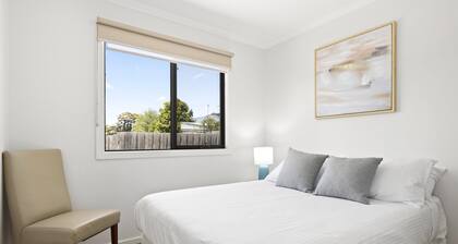 Spacious 2-bedroom With Private Parking Access