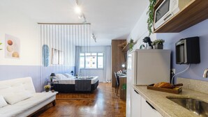 Eine moderne Küche mit einer Holzarbeitsplatte, einem Einbauofen und einer Mikrowelle.