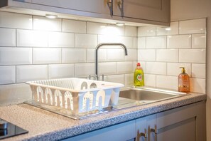 Private kitchen - 1BR Comfort: Fast WIFI & Ideal for Couples (Manchester)