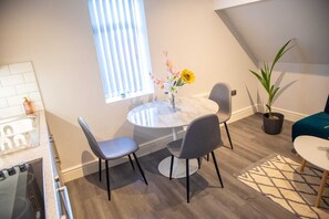 Dining - 1BR Comfort: Fast WIFI & Ideal for Couples (Manchester)