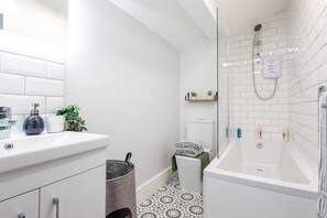Hair dryer, towels, soap, toilet paper - 1BR Comfort: Fast WIFI & Ideal for Couples (Manchester)