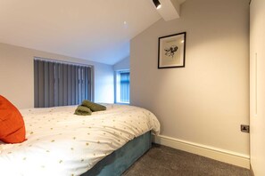 Tabla de planchar con plancha, wifi y ropa de cama 
