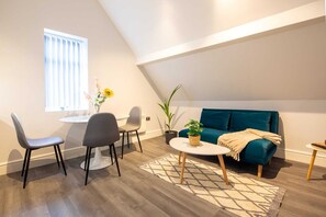 Living area - 1BR Comfort: Fast WIFI & Ideal for Couples (Manchester)