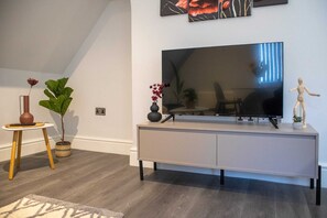 Interior - 1BR Comfort: Fast WIFI & Ideal for Couples (Manchester)