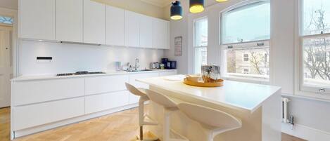 Kjøleskap, mikrobølgeovn, ovn og kokeplater