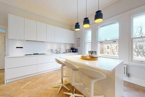Fridge, microwave, oven, stovetop - Bright 3-Bed in Chelsea Near Earl's Court Station (London)