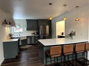 Jääkaappi, mikroaaltouuni, uuni, liesi