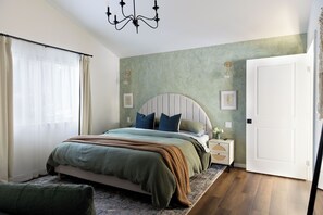 2 chambres, fer et planche à repasser, lit de bébé portatif