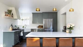 Kjøleskap, mikrobølgeovn, ovn og kokeplater