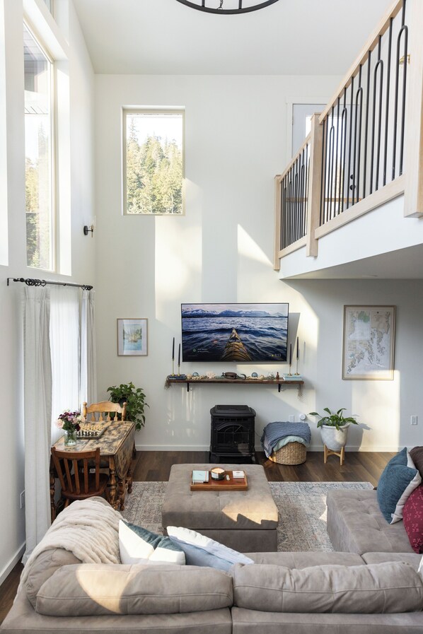 Smart TV, fireplace - Modern Chalet with Spa Bathoom (Seward)