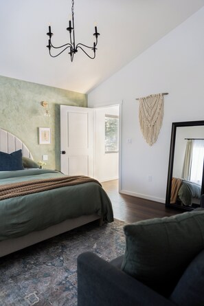 2 bedrooms, iron/ironing board, travel cot, free WiFi - Modern Chalet with Spa Bathoom (Seward)