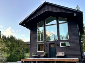 Exterior - Modern Chalet with Spa Bathoom (Seward)