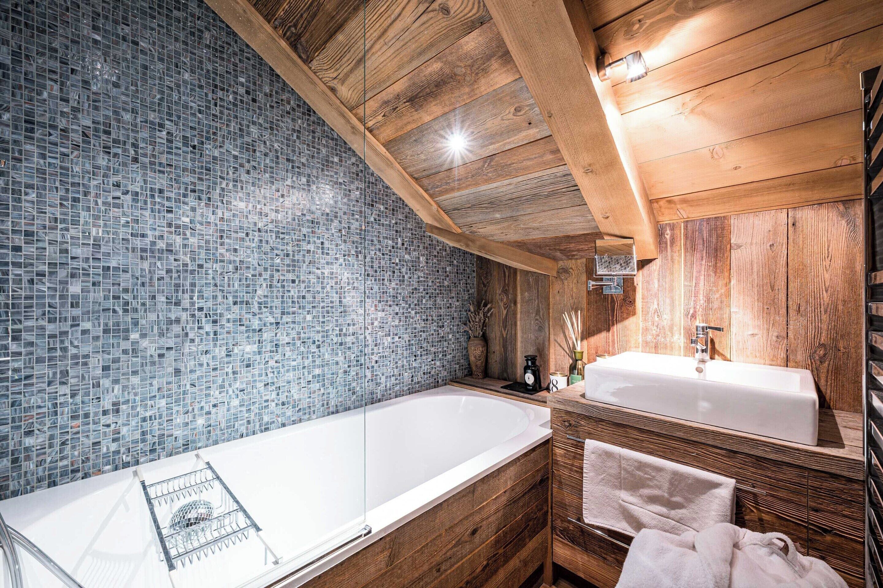 Chalet | Kamar mandi | Bathtub, pengering rambut, handuk, dan sampo