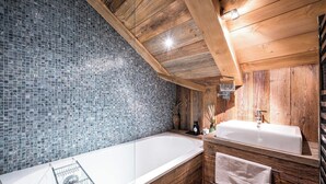 Chalet | Bathroom | Bathtub, hair dryer, towels, shampoo - Luxury Stay - Comfortable Chalet With Jacuzzi (Megeve)