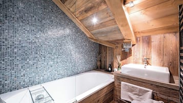 Chalet | Kamar mandi | Bathtub, pengering rambut, handuk, dan sampo