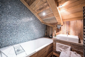 Chalet | Bathroom - Luxury Stay - Comfortable Chalet With Jacuzzi (Megeve)