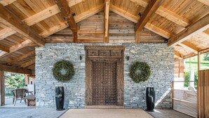 Chalet | Terrace/patio - Luxury Stay - Comfortable Chalet With Jacuzzi (Megeve)
