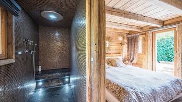 4 bedrooms, laptop workspace, iron/ironing board, bed sheets