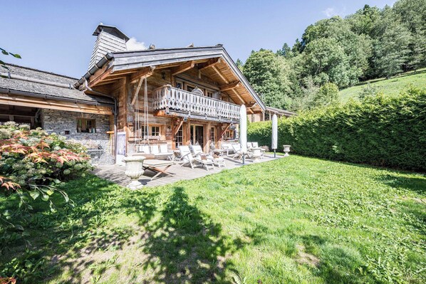 Chalet | Exterior - Luxury Stay - Comfortable Chalet With Jacuzzi (Megeve)