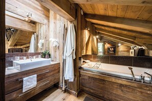 Chalet | Bathroom | Bathtub, hair dryer, towels, shampoo - Luxury Stay - Comfortable Chalet With Jacuzzi (Megeve)