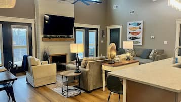 Smart TV, fireplace